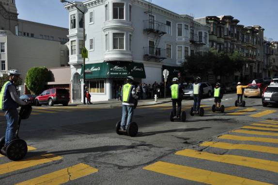 Grupo passeia de segway pelas ruas de San Francisco, na Califórnia, nos Estados Unidos